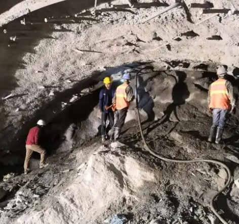 融水拱顶带模注浆料的施工流程及注意事项